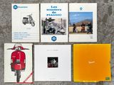 plusieurs livres posés sur une table, sur laquelle se trouve une boîte jaune