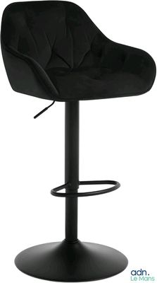 un gros plan d'un tabouret de bar noir sur fond blanc