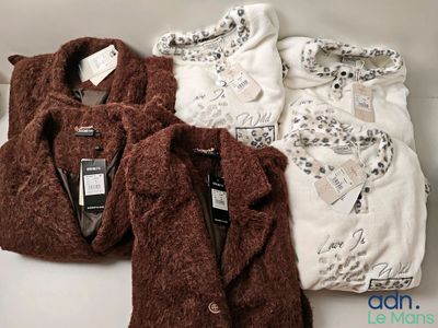 trois vêtements sont disposés sur une surface blanche