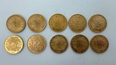 gros plan d'un certain nombre de pièces de monnaie sur une surface blanche