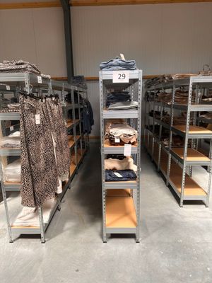 de nombreux rayons remplis de vêtements dans un magasin