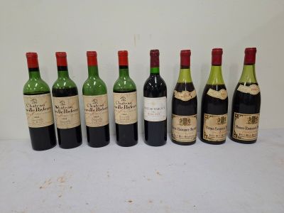 plusieurs bouteilles de vin sont alignées sur une table