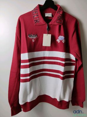 un pull rayé rouge et blanc avec une étiquette dessus