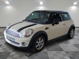 une photo d'une Mini Cooper blanche garée dans un garage