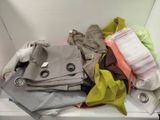 une pile de vêtements posée sur une étagère dans un placard