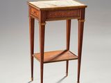une petite table avec un plateau en marbre et une étagère sur un côté