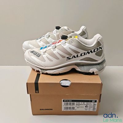 une boîte sur laquelle est posée une paire de chaussures