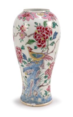 VASE en porcelaine émaillée polychrome de forme balustre, à …