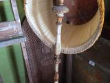 une lampe posée sur un support dans une pièce