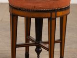 une image représentant un petit tabouret en bois avec une assise en cuir