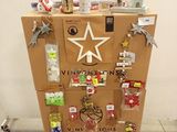 un sapin de Noël en carton surmonté d'une étoile
