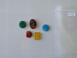 quatre bonbons de couleurs différentes sur un fond blanc