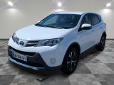 une Toyota RAV blanche garée sur un sol à damier