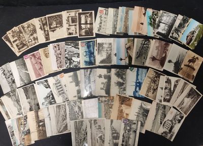 beaucoup de vieilles cartes postales posées sur une table noire