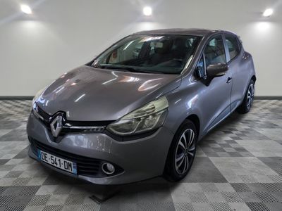la voiture grise est garée sur un sol en damier dans le garage
