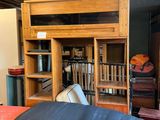 un lit superposé avec un bureau et une bibliothèque dans la chambre