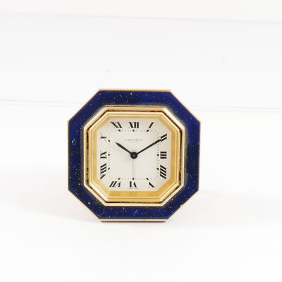 une horloge bleue et dorée avec des chiffres romains