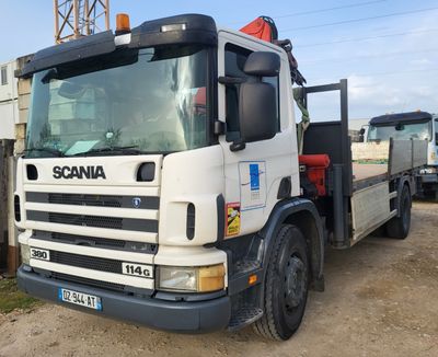 un camion blanc garé dans la poussière