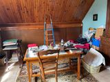 une table et des chaises en bois dans une pièce aux murs lambrissés