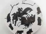 une assiette sur laquelle figure l'image d'un homme à cheval
