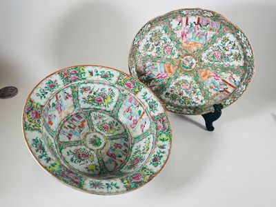 deux bols en porcelaine chinoise et un bol sur un socle