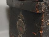 une vieille boîte en bois sur laquelle est posée une horloge