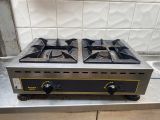 deux feux sur une cuisinière dans une cuisine