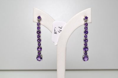 une paire de boucles d'oreilles ornées de cristaux violets