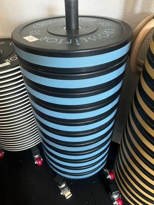 trois vases posés sur une table noire