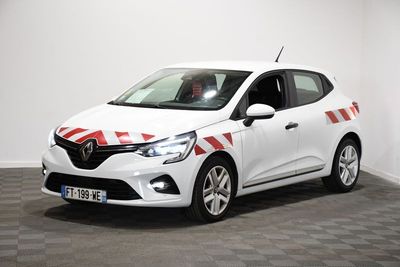 la voiture blanche est garée dans une pièce au sol en damier