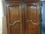une grande armoire en bois au milieu d'une pièce