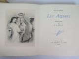 un livre ouvert sur lequel figure le dessin d'une femme et d'un homme