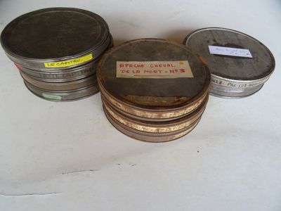 plusieurs boîtes de différentes tailles, disposées sur une table