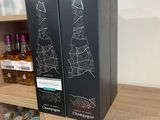 deux bouteilles d'alcool posées côte à côte sur une étagère