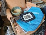 une chaise qui se trouve au milieu d'un salon