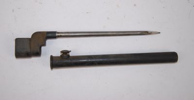 une paire d'outils posés sur une surface blanche