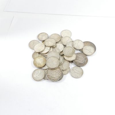 une pile de pièces d'argent sur une surface blanche