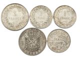 six pièces d'argent de tailles et de formes différentes