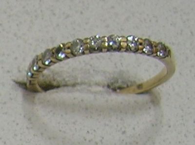 une bague en diamant posée sur une table, sur fond blanc