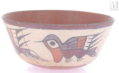 un bol orné d'un motif d'oiseau