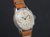 gros plan d'une montre-bracelet avec un bracelet en cuir marron