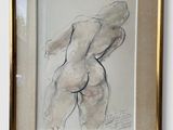 tableau représentant une femme nue, dans un cadre doré, accroché à un mur blanc