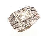gros plan d'une bague en diamant sur fond blanc