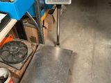 une photo d'une balance dans un entrepôt avec des cartons