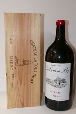 une bouteille de vin posée à côté d'une caisse en bois
