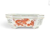 un bol en porcelaine orange et blanche orné de deux chats