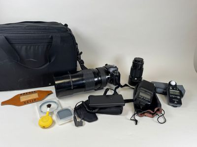 Lot comprenant: - NIKON F-601, appareil photo. - Photo 1