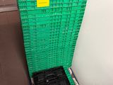 une pile de caisses vertes posées sur une palette