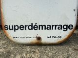 a sign that says superdemarage on the side of a building