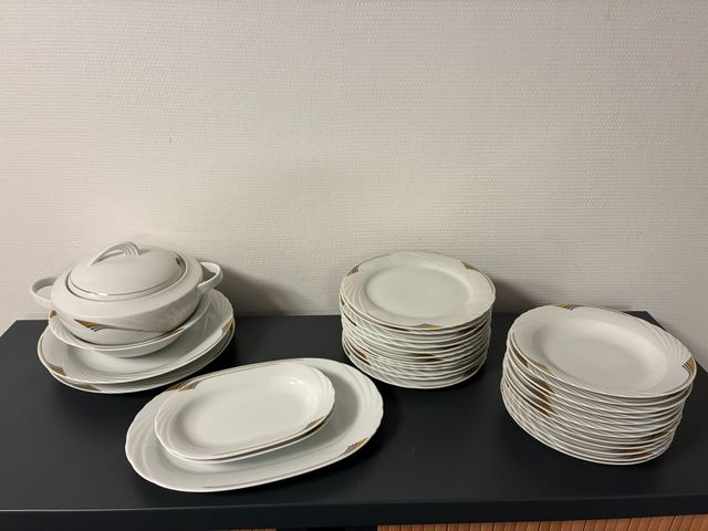 Partie de service en porcelaine Bavaria à décor de noir et or. 12...